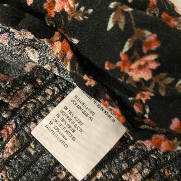 American Eagle Size S Black Floral Cap Sleeve Front Tie Smocked Waist Crop Top - Picture 11 of 11